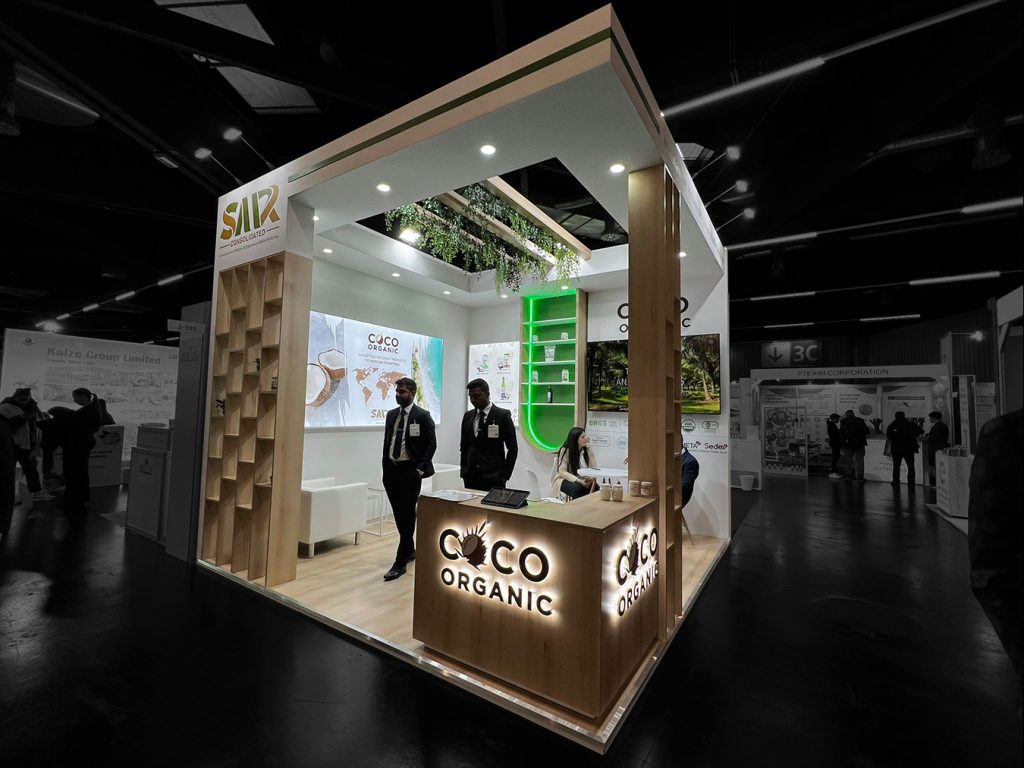 Améliorez la présence de votre marque grâce à notre service de production de graphismes pour stands d'exposition.